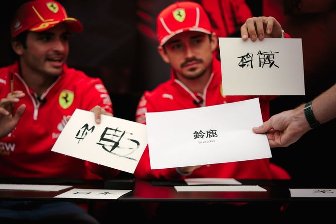 Carlos Sainz junior a Charles Leclerc z Ferrari během VC Japonska 2024