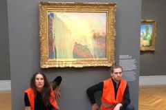 Aktivisté vylili bramborovou kaši na Monetův obraz a pak se přilepili ke zdi