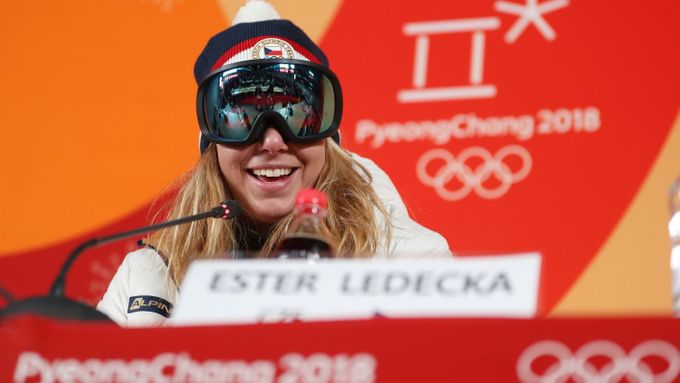 Ester Ledecká v lyžařských brýlích na tiskové konferenci.