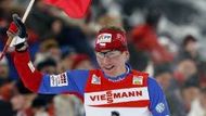 Lukáš Bauer se raduje z výhry na Tour de Ski