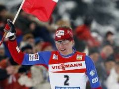 Lukáš Bauer se raduje z výhry na Tour de Ski