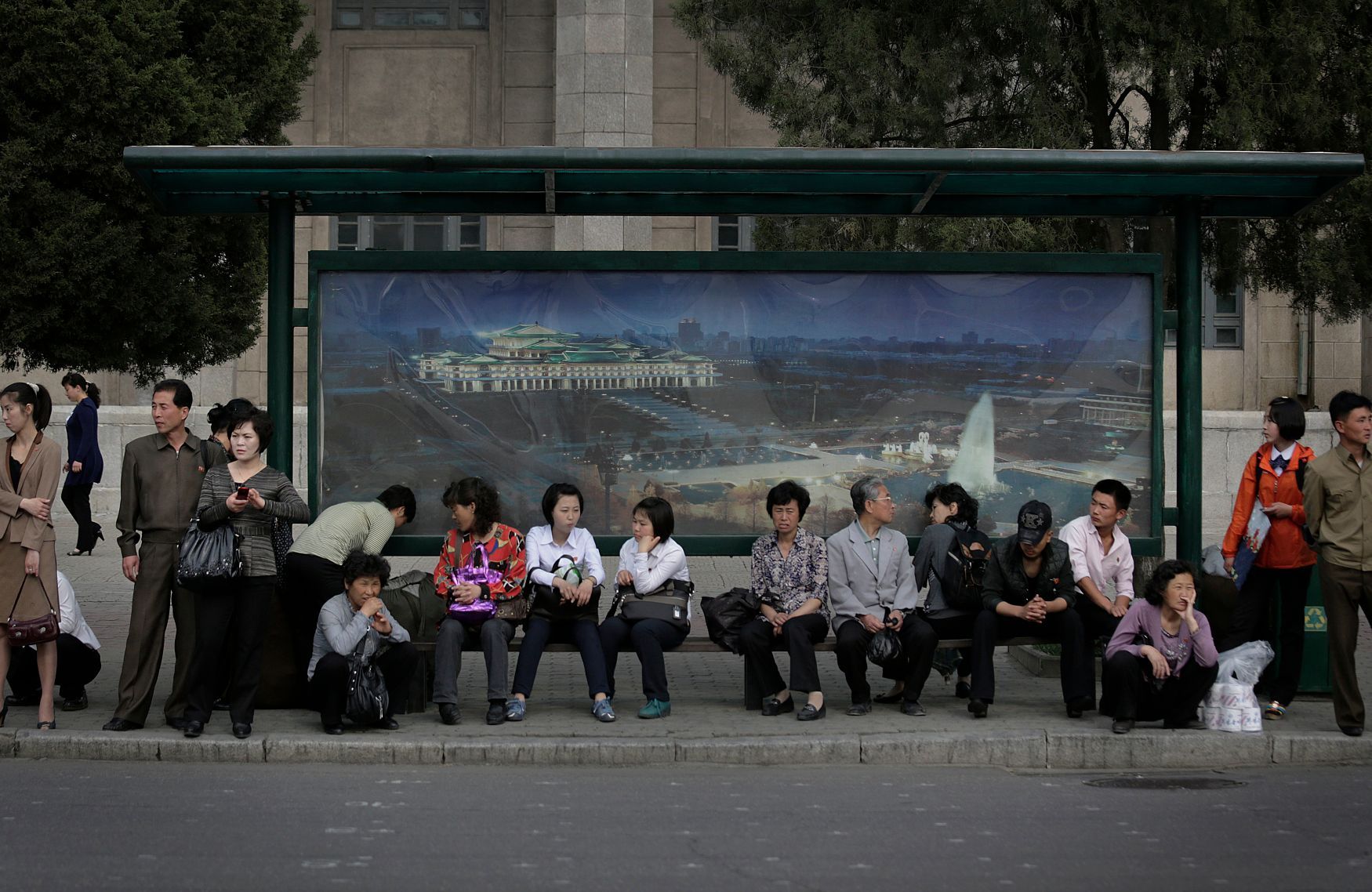 Lidé na autobus. zastávce v Pchjongjangu