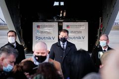 Sputnik V leží už měsíc ve slovenských skladech. Matovič mluví o "špinavé hře"