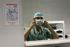 Odchody lékařů a sester zastaví zvýšení platů o desetinu, tvrdí nemocnice