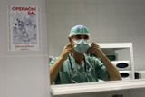 20:32 Jeden z nejzkušenějších transplantačních chirurgů jater v Česku se obléká na sál. Transplantací jater už udělal kolem stovky. Přesto není klidný: "Je to adrenalinový zážitek," říká.