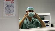 20:32 Jeden z nejzkušenějších transplantačních chirurgů jater v Česku se obléká na sál. Transplantací jater už udělal kolem stovky. Přesto není klidný: "Je to adrenalinový zážitek," říká.