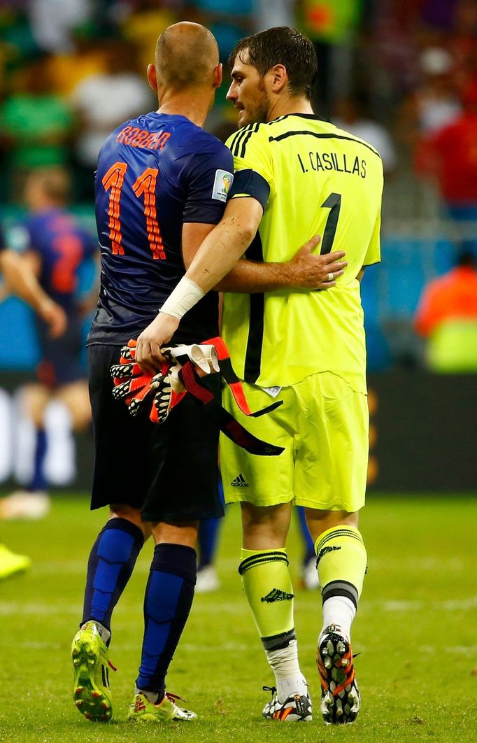 Arjen Robben of the Netherlands and Spain's Iker Casillas acknowledge each other after their 2014 World Cup Group B soccer match at the Fonte Nova arena in Salvador June