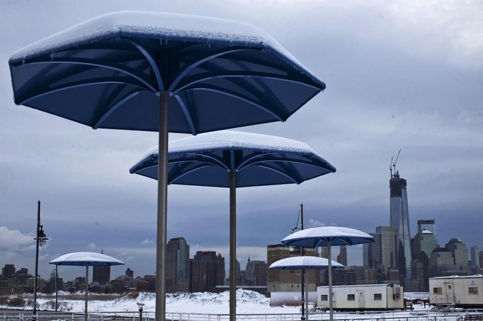 The skyline of New York's Lower Manhattan and One World Trade Center after the passing of a winter storm in Newport in New Jersey, February 9, 2013. A record-breaking blizzard packing hurricane-force winds pummeled the northeastern United States on Saturday, causing at least two storm-related deaths, cutting power to 700,000 homes and businesses and shutting down travel. REUTERS/Eduardo Munoz (UNITED STATES - Tags: ENVIRONMENT) Published: Úno. 9, 2013, 5:53 odp.