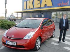 Nový ředitel IKEA Andrew North u vozu na hybridní pohon
