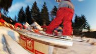 Rotace na picknick tablu, za nímž jsou stany se snowboardovou projekcí, barem a hlavně partičkou těch správných lidí.