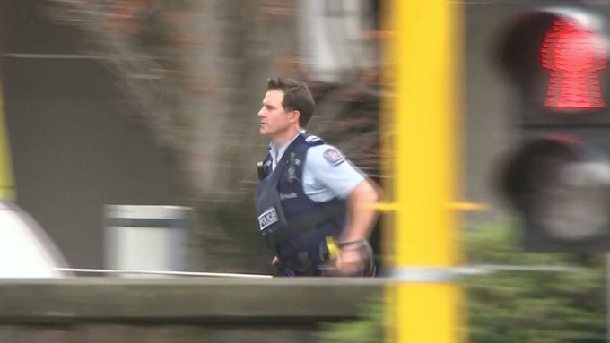 Při střelbě ve dvou mešitách v novozélandském městě Christchurch zahynulo 49 lidí a další jsou v kritickém stavu.