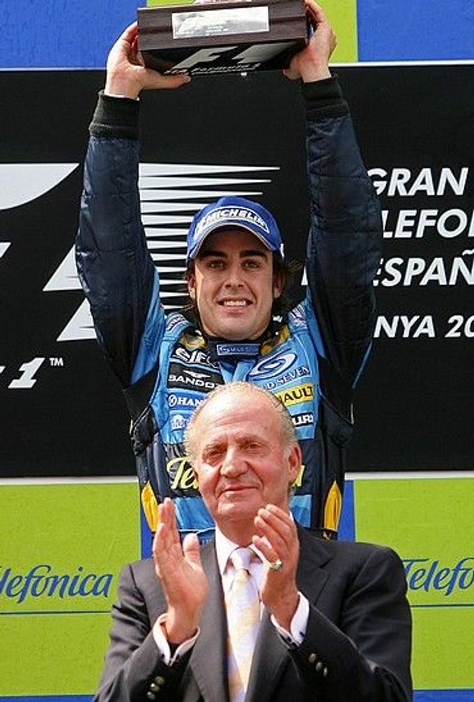 Španělský král Juan Carlos (vpředu) a vítěz velké ceny F1 Fernando Alonso. Ten se stal prvním Španělem, jenž vyhrál domácí Grand Prix. Rok 2006.