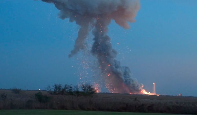 Výbuch rakety Antares na Wallops Island.