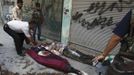 Free Syrian Army members place frozen water bottles on the bodies of civilians killed by shelling, to prevent rapid decomposition, in Aleppo July 29, 2012. REUTERS/Zohra Bensemra (SYRIA - Tags: CIVIL UNREST MILITARY POLITICS CONFLICT) Published: Čec. 29, 2012, 3:31 odp.