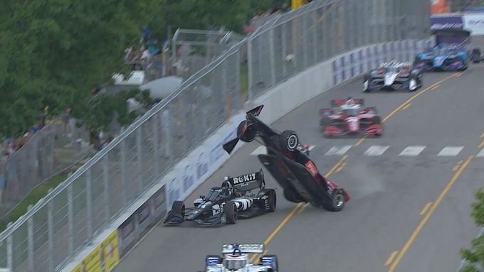 Podívejte se na video ze závodu IndyCar v Nashvillu, který i přes havárii krátce po startu vyhrál Švéd Marcus Ericsson.