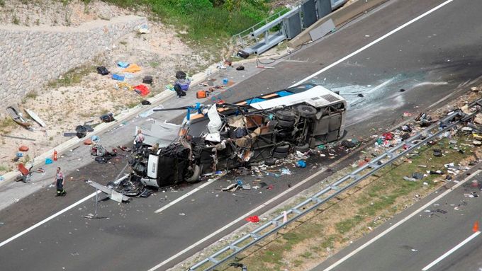 Trosky, které zbyly z českého autobusu po tragické nehodě na chorvatské dálnici A1.