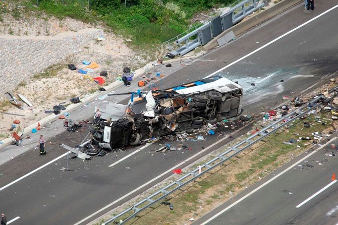 Trosky, které zůstaly po autobusu s českými turisty.