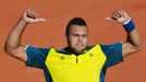 Jo-Wilfried Tsonga v zápase s Rogerem Federerem na French Open 2013