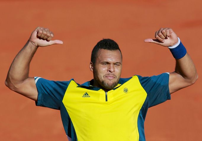 Jo-Wilfried Tsonga v zápase s Rogerem Federerem na French Open 2013