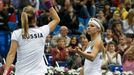 Ruské tenistky Maria Kirilenková a Jelena Vesninová ve finále Fed Cupu 2011 proti České republice.