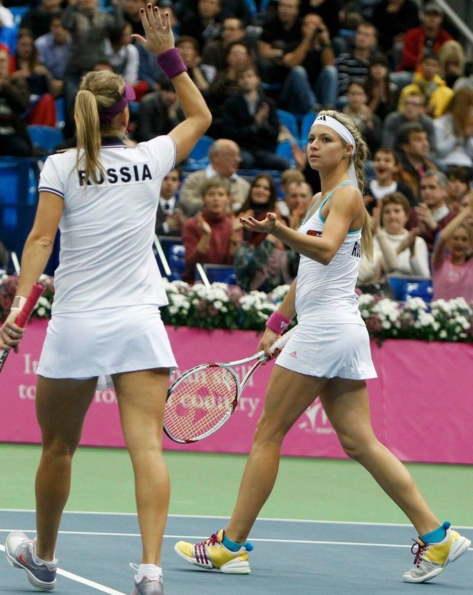 Ruské tenistky Maria Kirilenková a Jelena Vesninová ve finále Fed Cupu 2011 proti České republice.