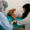 Libye - povstalec zraněný při boji o Báb-al-Azízíju v polní nemocnici