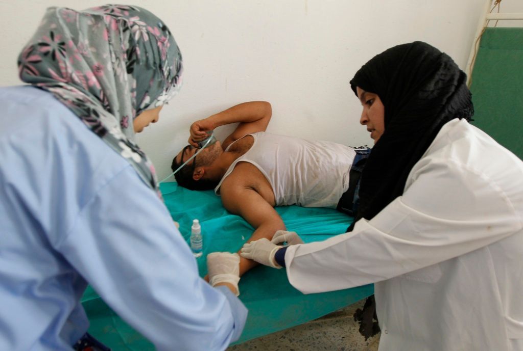 Libye - povstalec zraněný při boji o Báb-al-Azízíju v polní nemocnici