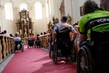 Účastníci Metrostav Cyko Handy Maratonu 2017 v Břevnosvském klášteře. Právě od něj unikátní závod v úterý odstartoval.
