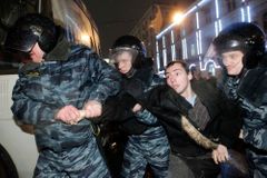 Ruská policie zatkla na povolebním protestu stovky lidí