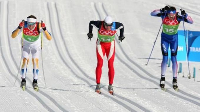 Do cíle sprintu dvojic mužů utíkají zleva Švéd Lind, Nor Hetland a Rus Ročev.