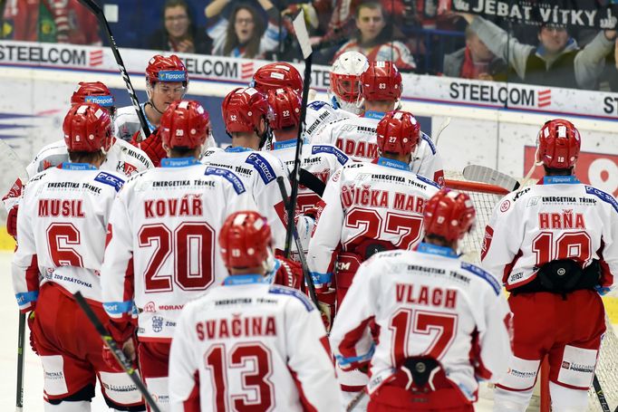 Radost třineckých hokejistů po vyhraném derby ve Vítkovicích