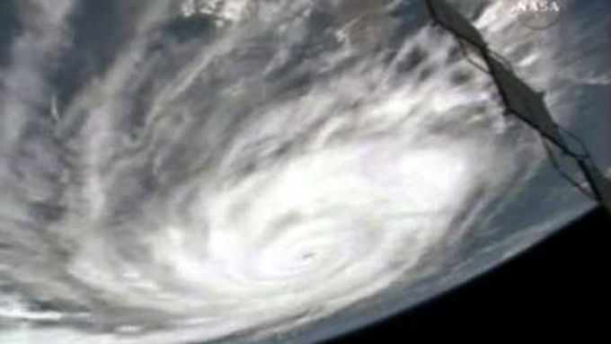 Na snímku, který pořídila NASA, je jasně viditelné nejen oko hurikánu Dean nad Karibikem, ale i část Mezinárodní vesmírné stanice (ISS) na oběžné dráze