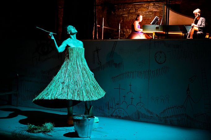 Lucie Trmíková v roli Růženy Vackové.