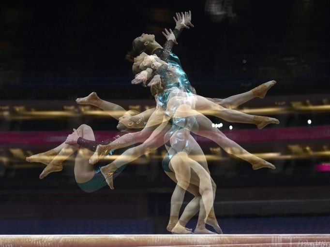 Lauren Mitchell of Australia attends a gymnastics training session at the O2 Arena before the start of the London 2012 Olympic Games July 26, 2012. This picture was taken using multiple exposures. REUTERS/Dylan Martinez (BRITAIN - Tags: SPORT OLYMPICS SPORT GYMNASTICS) Published: Čec. 26, 2012, poledne