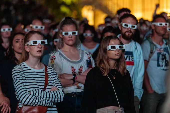 Lidé koncert sledovali s 3D brýlemi.