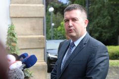 Žalobu na Zemana by ČSSD podpořila, kdyby se týkala jen odvolání Staňka, řekl Hamáček