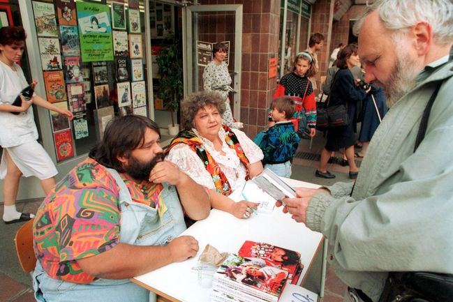 Herec Jiří Růžička s maminkou Helenou Růžičkovou na autogramiádě před Arbesovým knihkupectvím v Praze 5 v roce 1993.