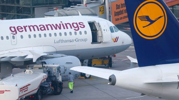 Letouny Germanwings a mateřské Lufthansy na letišti v německém Düsseldorfu.