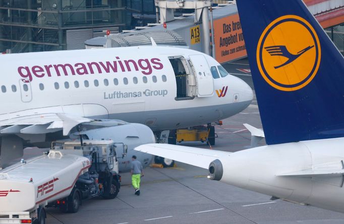 Letouny Germanwings a mateřské Lufthansy na letišti v německém Düsseldorfu.