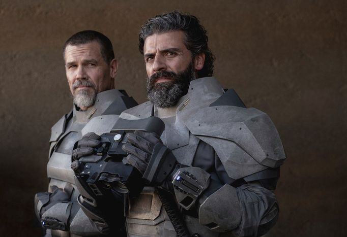 Josh Brolin jako Gurney Halleck a Oscar Isaac coby vévoda Leto Atreides.