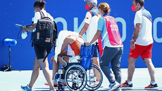 Španělka ve velkém horku skončila na vozíčku, basketbalisté s Francií neudrželi krok