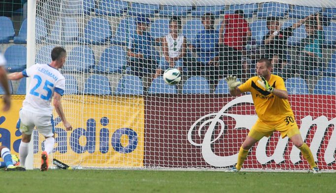 Fotbalový brankář David Bičík ze Slovanu Liberec se snaží chytit střelu pod dohledem Jiřího Fleišmana v utkání Evropské ligy s Dněprem Dněpropetrovsk.