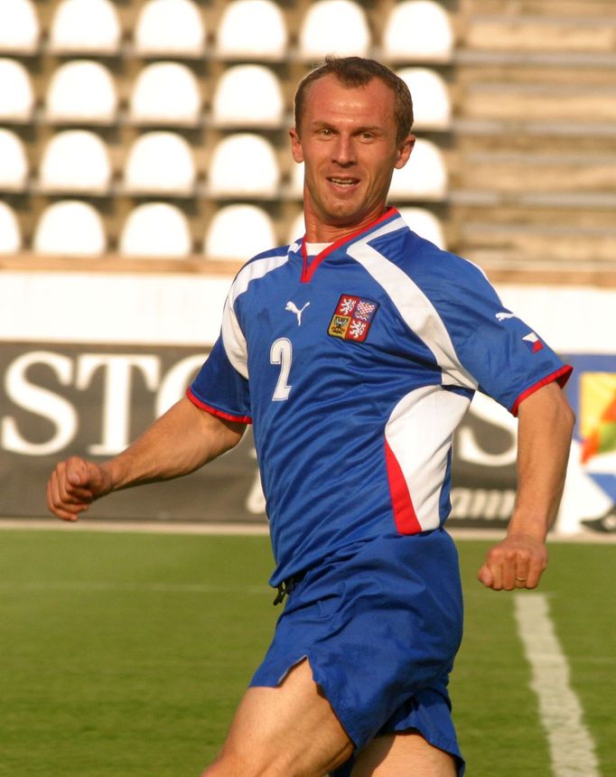 Obránce Radoslav Látal poklusává v dresu české reprezentace.