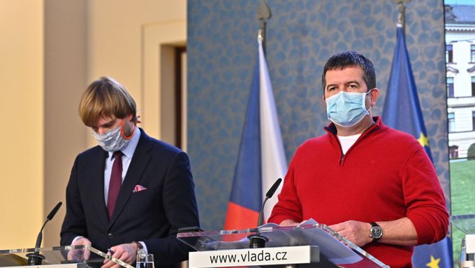 Ministr zdravotnictví Adam Vojtěch a ministr vnitra Jan Hamáček na tiskové konferenci 30. března.