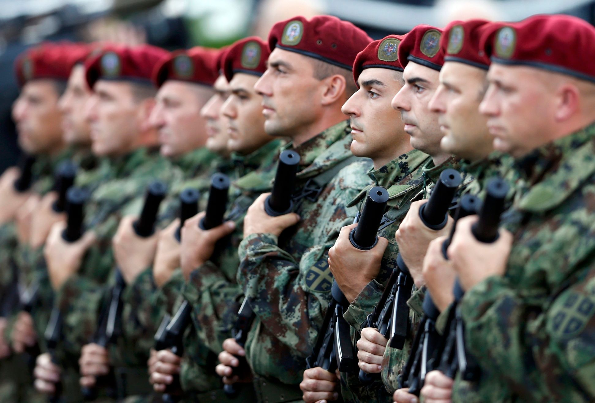 Srbští vojáci pochodují na přehlídce. I před zraky Putina.