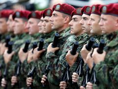 Srbští vojáci pochodují na přehlídce. I před zraky Putina.