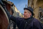 Městští radní loni v prosinci schválili změnu tržního řádu, kterou by od ledna 2023 byla zrušena stanoviště pro kočáry na Staroměstském náměstí. Fiakristé proti tomu ve čtvrtek 27. ledna uspořádali v Praze protest.