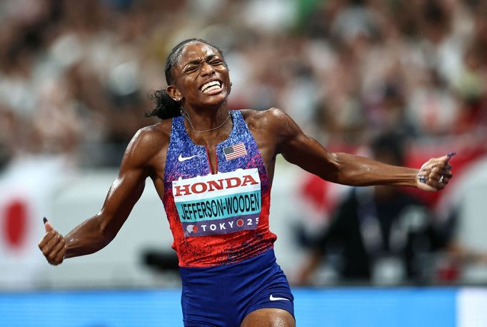 Melissa Jeffersonová-Woodenová slaví zlato americké štafety na 4x100 metrů na MS v Tokiu 2025.