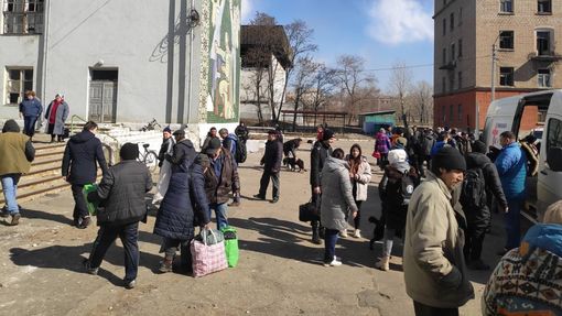 Snímek z 23. března 2022 zachycuje evakuaci obyvatel ukrajinského města Rubižne