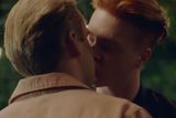 V reklamě společnosti Telefónica O2 na bezplatnou výměnu displeje se políbí dva muži. Na spot přišlo 125 stížností, rada je však odmítla.